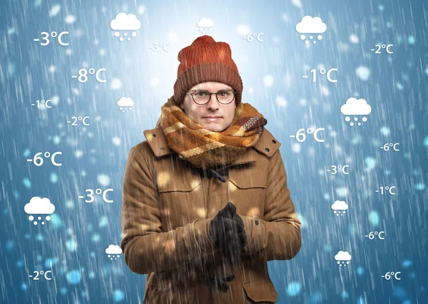 Hava durumu konsepti ile sıcak giysiler içinde buz gibi çocuk