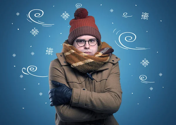 Frusen pojke med doodled snöflinga och blåsigt koncept — Stockfoto