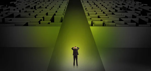 Empresário indo direto em dois labirintos escuros — Fotografia de Stock