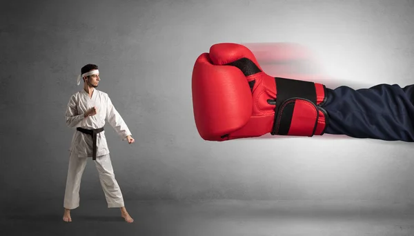 Pequeno homem lutando com grande luva de boxe vermelho — Fotografia de Stock