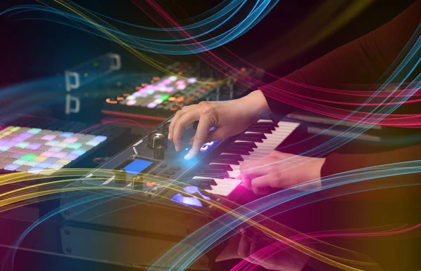 Hand mengen van muziek op dj-controller met kleurrijke vibe concept — Stockfoto