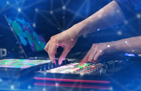 Mão misturando música no controlador midi com conceito de conectividade — Fotografia de Stock
