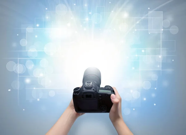 Toma de fotos a mano con brillante concepto de flash — Foto de Stock