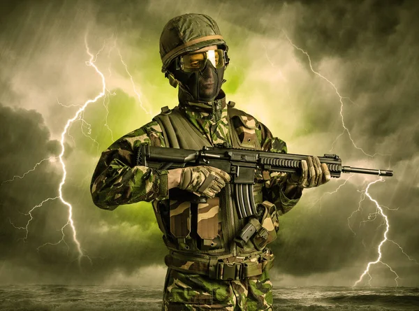 Soldado armado parado en un clima oscuro — Foto de Stock