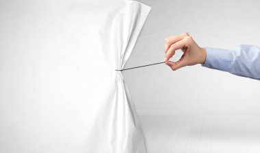 El çekerek beyaz kağıt perde