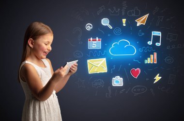 Kız holding tablet uygulamaları kavramı ile