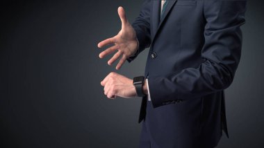 Smartwatch giyen takım elbiseli adam.
