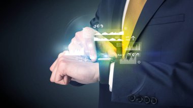 Smartwatch giyen işadamı.