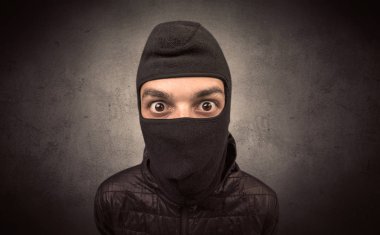 Hırsız aracı ile.