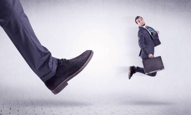 Genç bir işçi tarafından Koca ayak evden attı