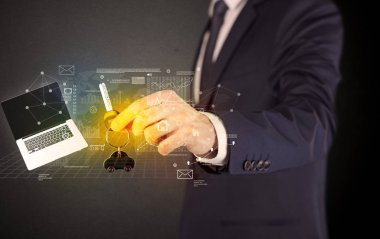 Grafikleriyle tuşu tutmakta işadamı