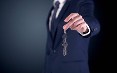 Genç adam el tuşları 