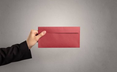 Zarf boş duvar arka plan ile tutan el