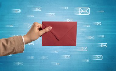 Zarf mesaj sembolleri tutan el