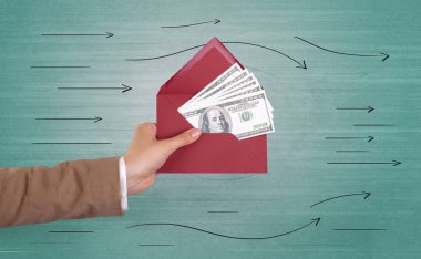 Zarf oklarla tutan el