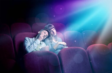 Genç çift film seyrederken 