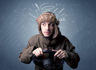 Elinde direksiyon tutan adam