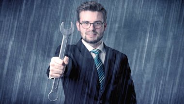 Elindeki aracıyla ayakta işveren