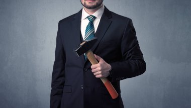 Businesman ayakta elinde aracıyla