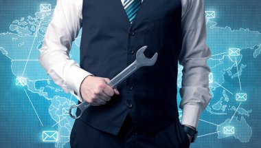 Yakışıklı businassman ayakta elinde aracıyla