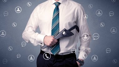 Yakışıklı adam elindeki aracıyla ayakta