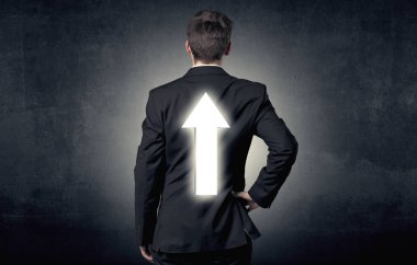 Genç işadamı ile ok sırtında duran