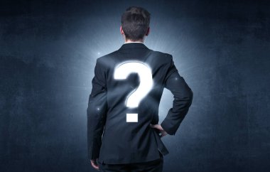 Soru işaretiyle sırtında duran adam
