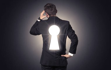 Sırtında siyah anahtar deliği ile ayakta adam