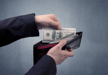 Takım elbise elinde Doları cüzdanından dışarı alır