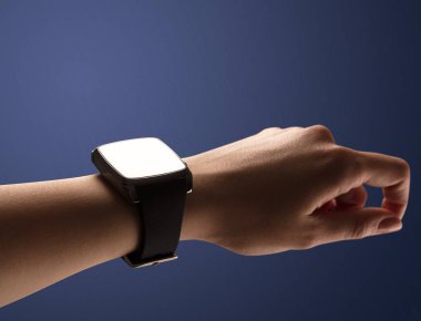 Balck smartwatch ekranlı el kadar kapatın