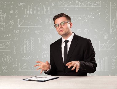 Masada oturan bir iş adamı.