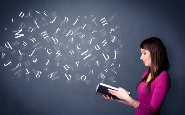 Genç Bayan kitap harfleri ile 