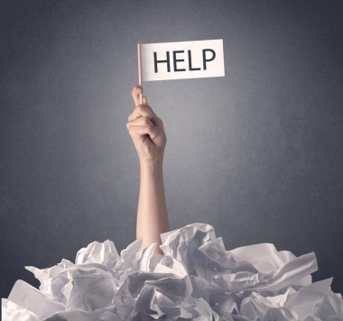 Kadın el yardım işareti tutarak