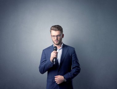 İşadamı holding mikrofon
