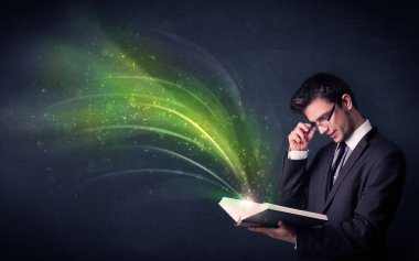 Genç adam dalga ile kitap