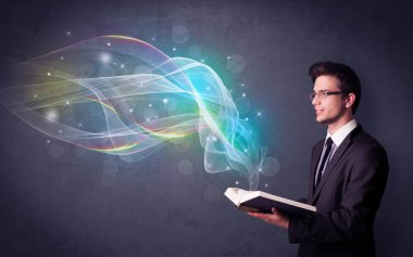 Genç adam kitap dalgalar ile