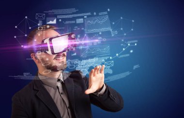 İşadamı ile sanal gerçeklik koruyucu gözlük 