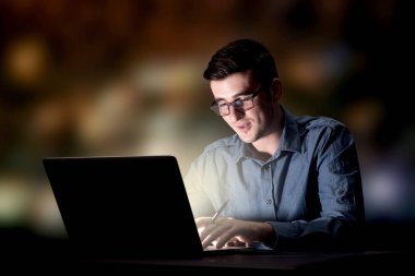 İşadamı gece ofiste