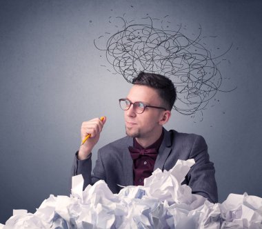 İşadamı buruşuk kağıt üzerinde