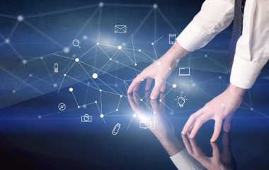 Etkileşimli tablo dokunmadan eller