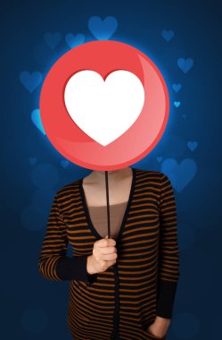 Kalp işareti tutan kadın