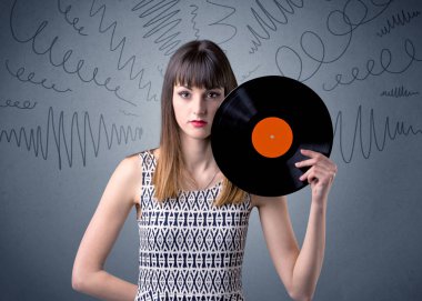 Vinil kaydı tutan kadın