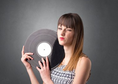 Vinil kaydı tutan kadın