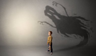 Çocuk arkasında korkunç hayalet gölge