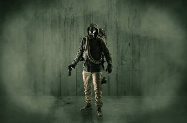 Korkunç adam ahşap bir gecekondu maske ile