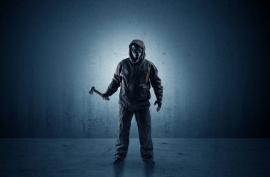 Ajan silah ile karanlık bir alanda