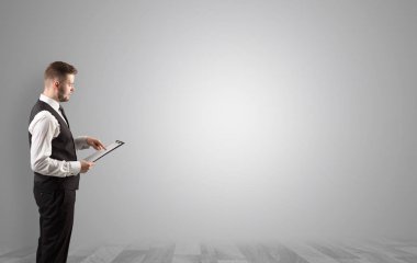 Boş bir alanda ayakta işadamı