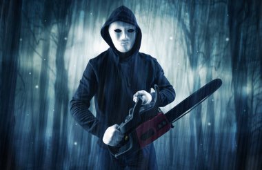 Karanlık gece orman kavram silahlı hitman