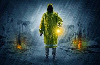 Adam felaket mahallinde parlayan bir fener ile