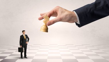 Büyük bir el üzerinde büyük Satrançtaşı karşı mücadele işadamı